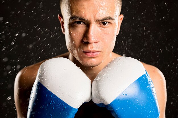 Vue de face du boxeur masculin