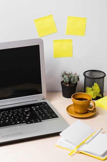 Photo gratuite vue de face du bureau et des autocollants avec espace copie