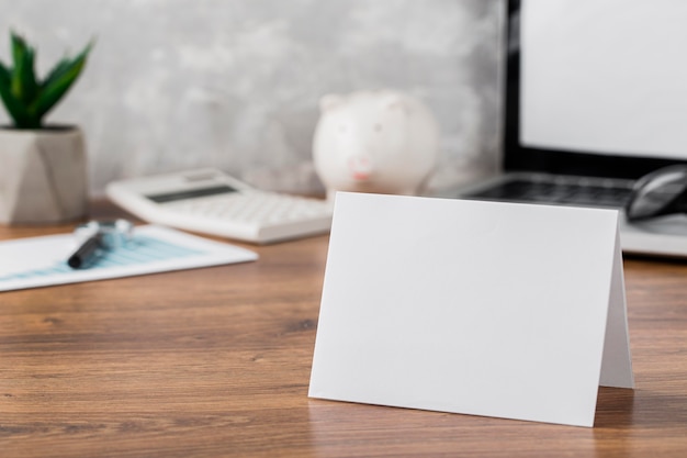 Vue de face du bureau avec du papier vierge