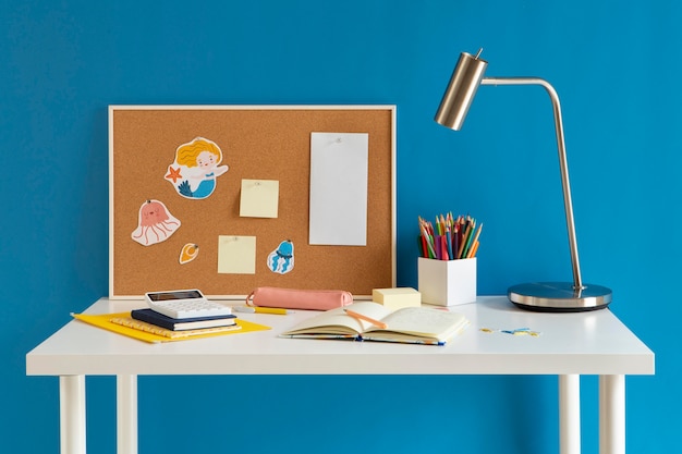 Photo gratuite vue de face du bureau pour enfants avec lampe et cahier