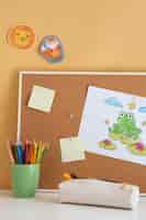 Photo gratuite vue de face du bureau pour enfants avec tableau et notes autocollantes
