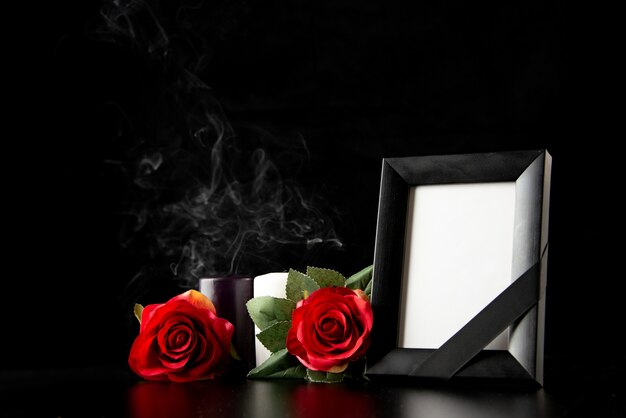 Vue de face du cadre photo avec des fleurs rouges sur le noir