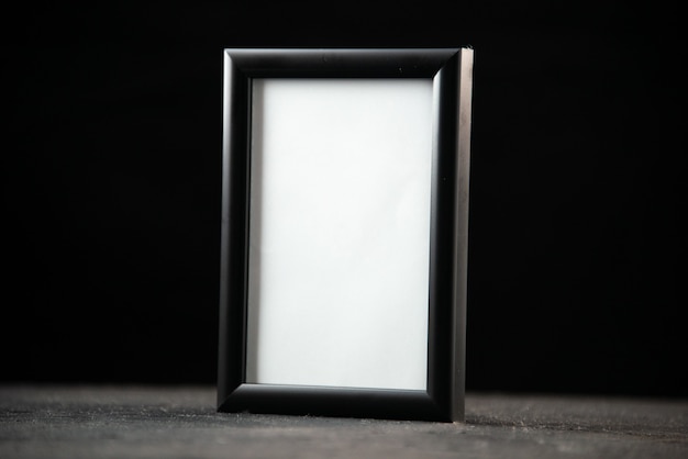 Vue de face du cadre photo vide sur dark