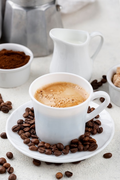 Vue de face du café et des grains