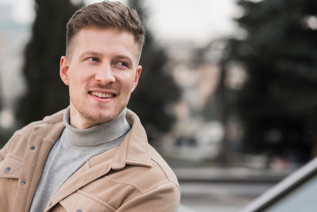 Photo gratuite vue de face du charmant homme posant à l'extérieur