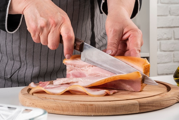 Vue de face du chef coupant des lardons