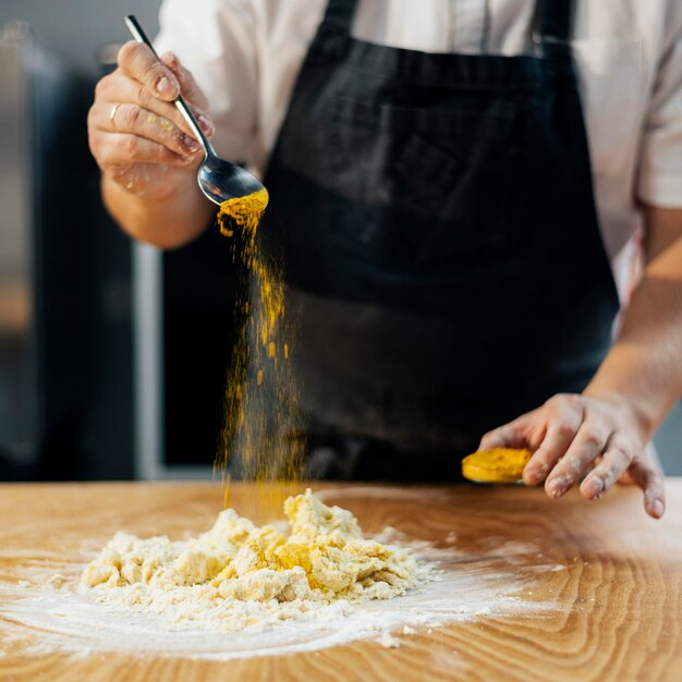 Vue de face du chef préparant la pâte