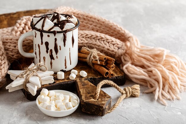 Vue de face du chocolat chaud avec des guimauves