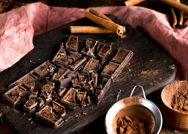 Vue de face du chocolat et du cannelle