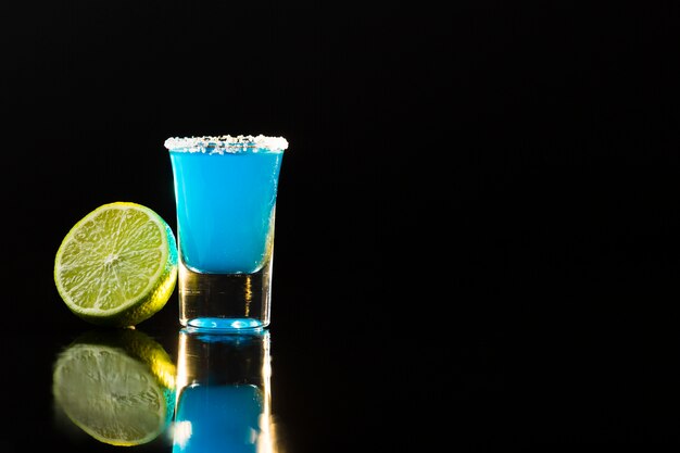 Vue de face du cocktail bleu en verre à liqueur avec espace copie