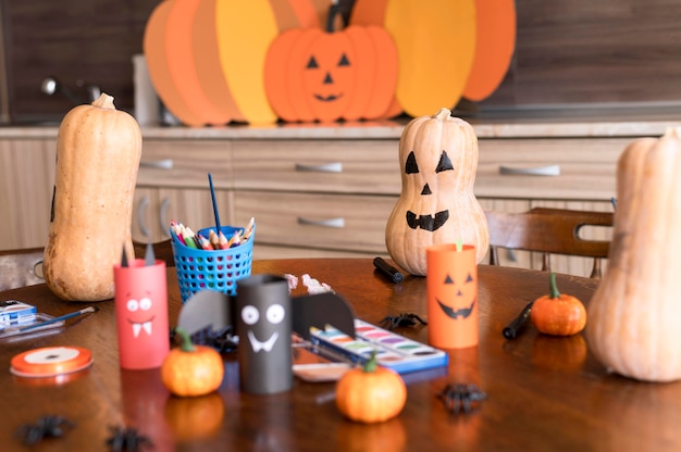 Photo gratuite vue de face du concept d'arrangements d'halloween