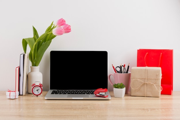 Vue de face du concept de bureau avec des tulipes