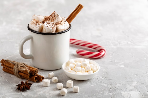 Vue de face du concept de chocolat chaud