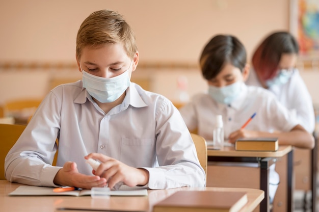 Vue de face du concept de covid de retour à l'école