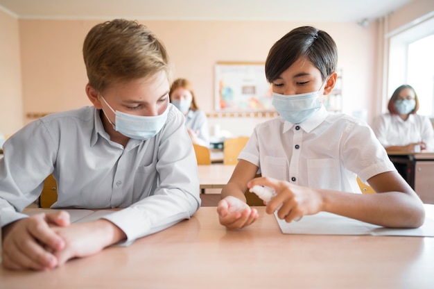 Vue de face du concept de covid de retour à l'école