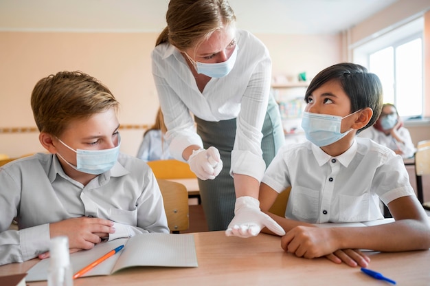 Vue de face du concept de covid de retour à l'école