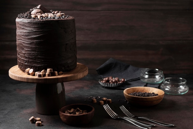 Vue de face du concept de délicieux gâteau au chocolat