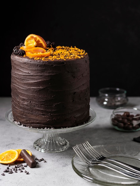 Vue de face du concept de délicieux gâteau au chocolat