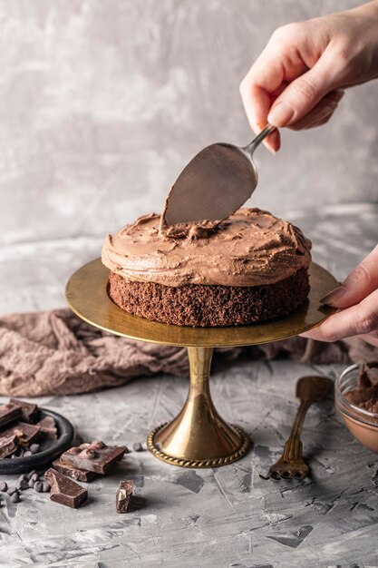 Vue de face du concept de délicieux gâteau au chocolat