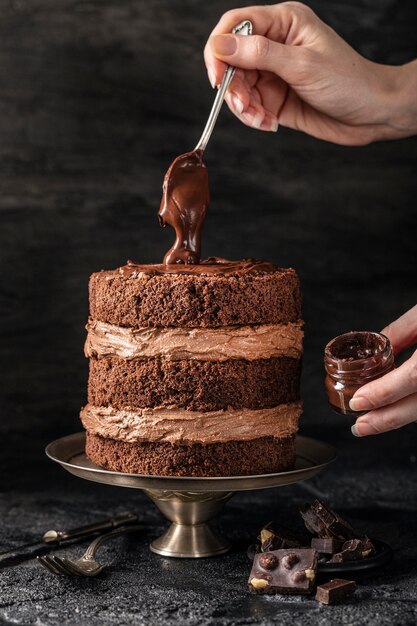 Vue de face du concept de délicieux gâteau au chocolat