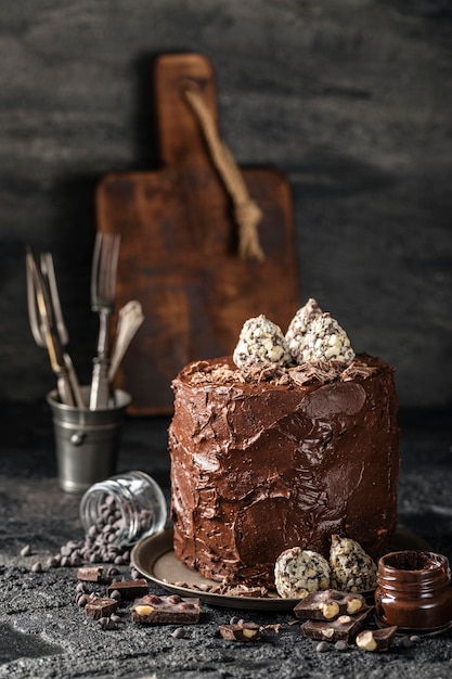 Vue de face du concept de délicieux gâteau au chocolat