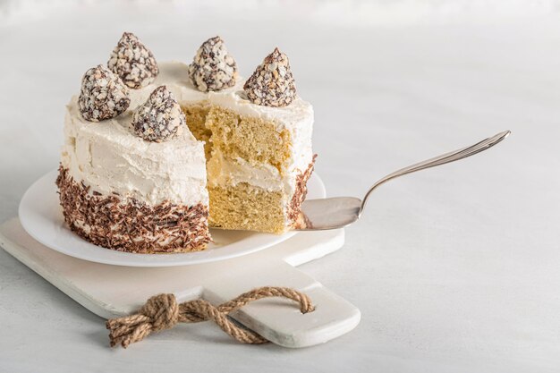 Vue de face du concept de délicieux gâteau