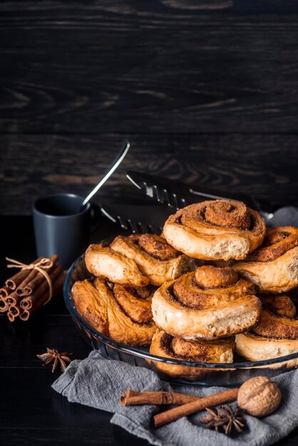 Vue de face du concept de délicieux petits pains à la cannelle