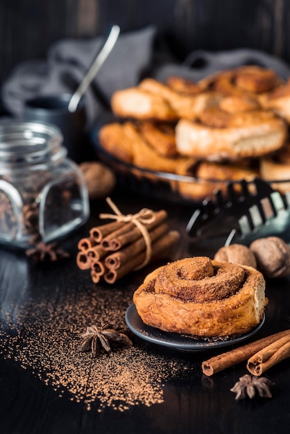 Vue de face du concept de délicieux petits pains à la cannelle