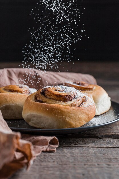 Vue de face du concept de délicieux petits pains à la cannelle