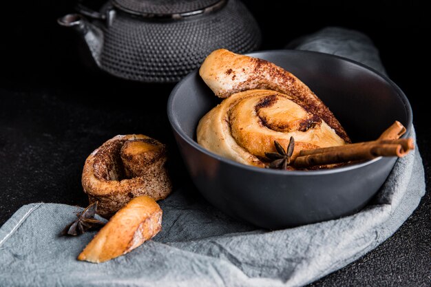 Vue de face du concept de délicieux petits pains à la cannelle