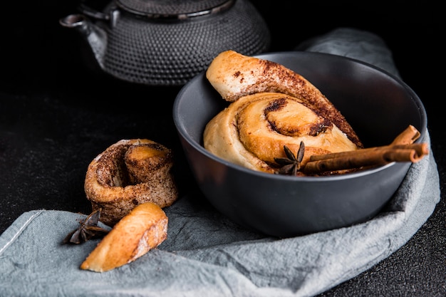 Vue de face du concept de délicieux petits pains à la cannelle