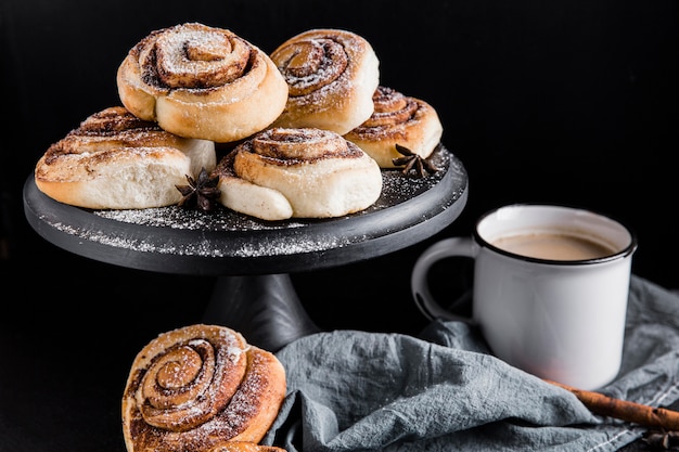 Vue de face du concept de délicieux petits pains à la cannelle