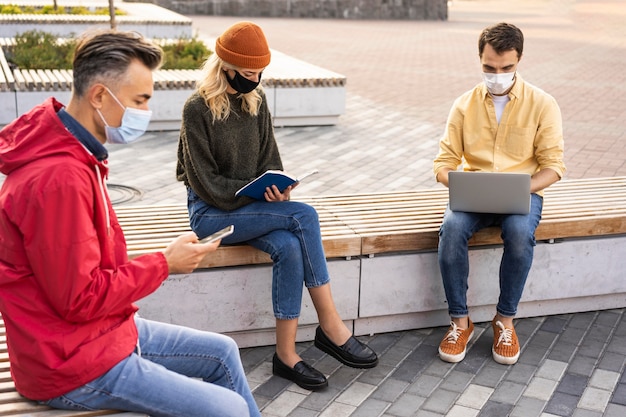 Photo gratuite vue de face du concept de distance sociale