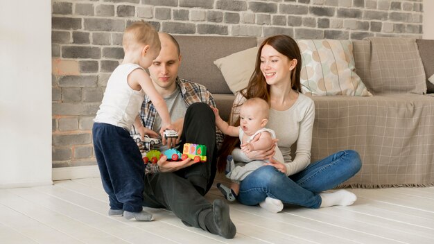 Vue de face du concept de famille heureuse