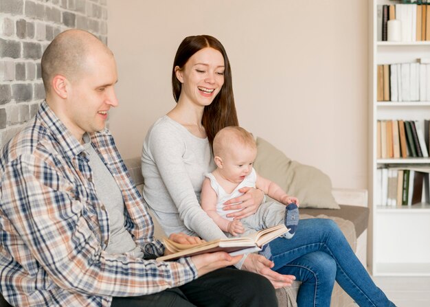 Vue de face du concept de famille heureuse