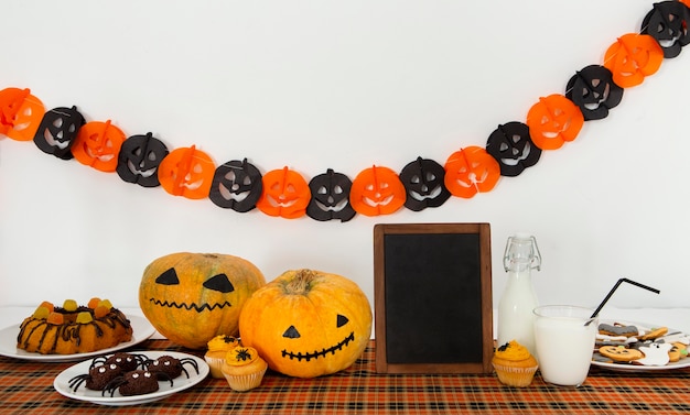 Photo gratuite vue de face du concept d'halloween mignon avec espace copie