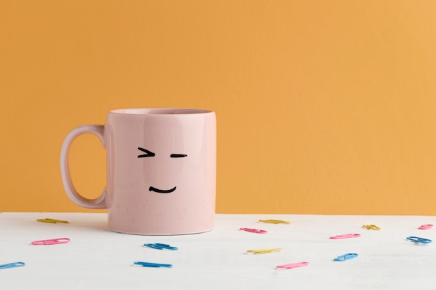 Vue de face du concept de jour de patron avec des tasses