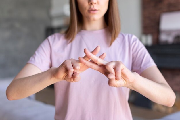 Vue de face du concept de langue des signes