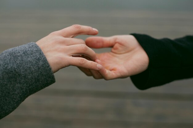 Vue de face du concept de mains de couple