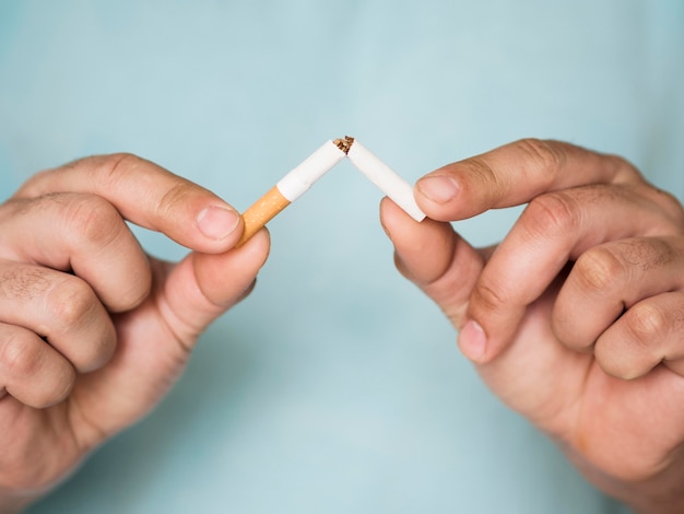 Vue de face du concept de mauvaise habitude de cigarette
