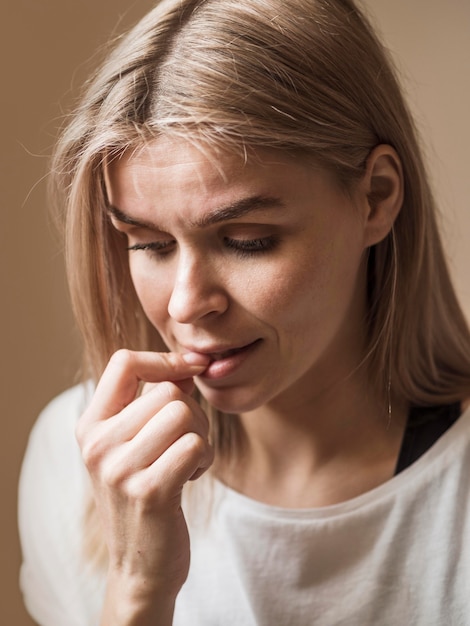 Vue de face du concept de mauvaise habitude de mordre les ongles