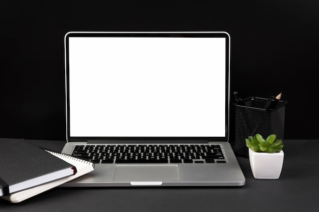 Vue de face du concept sombre de bureau avec espace de copie