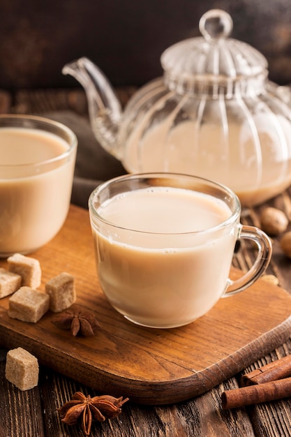 Vue de face du concept de thé au lait à la cannelle