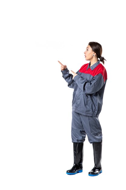 vue de face du constructeur féminin en uniforme spécial sur mur blanc