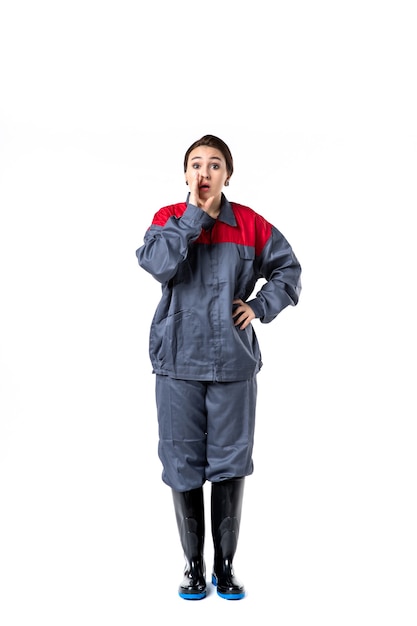 vue de face du constructeur féminin en uniforme spécial sur mur blanc