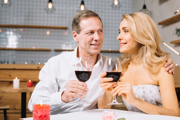 Vue de face du couple au dîner