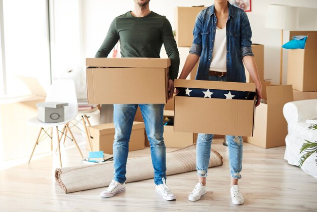 Vue de face du couple avec des boîtes en carton