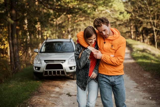 Vue de face du couple embrassé à l'extérieur lors d'un road trip