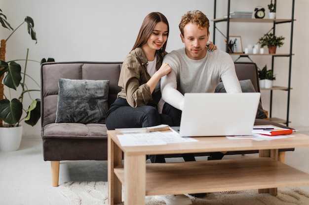 Vue de face du couple faisant des plans pour remodeler la maison ensemble