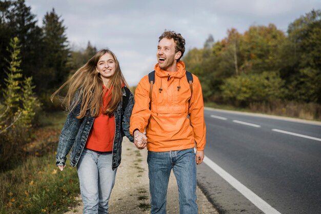 Vue de face du couple heureux ensemble sur un road trip